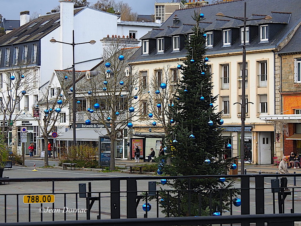 Boules bleues aux arbres pour dessiner Noël qui approche dans la ville... #boules #bleues #arbres #dessiner #Noël #ville #quai #Aiguillon #Lannion #CôteArmor #Bretagne #France