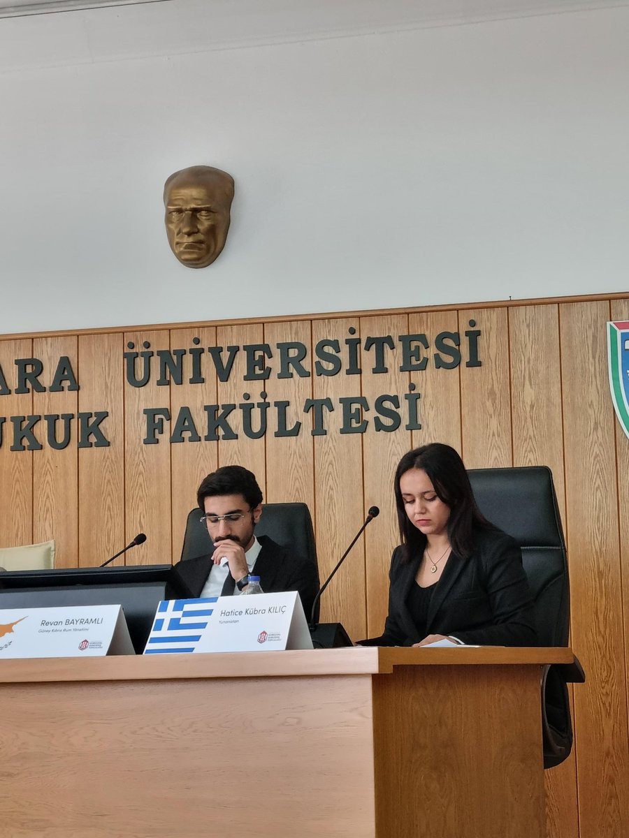 Diplomasi Atölyemizde yepyeni konseptimizle karşınızdayız!
Diplomasi Atölyemizin seçtiği konularda ilgili devletlerin birer temsilcisiyle bir siyasi tartışma ortamı oluşturuyoruz!
Ve elbette katılımcılarımızdan da soru ve fikirlerini alıyoruz.