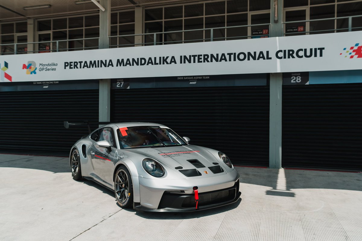 t_r_maulana's tweet image. Presenting the first 992 GT3 Cup in 🇮🇩 – photographed as press release material for Porsche Sprint Challenge Indonesia, a new regional one-make series soon to be held in Mandalika next week.

This photo session was gratefully a childhood dream come true in so many ways.