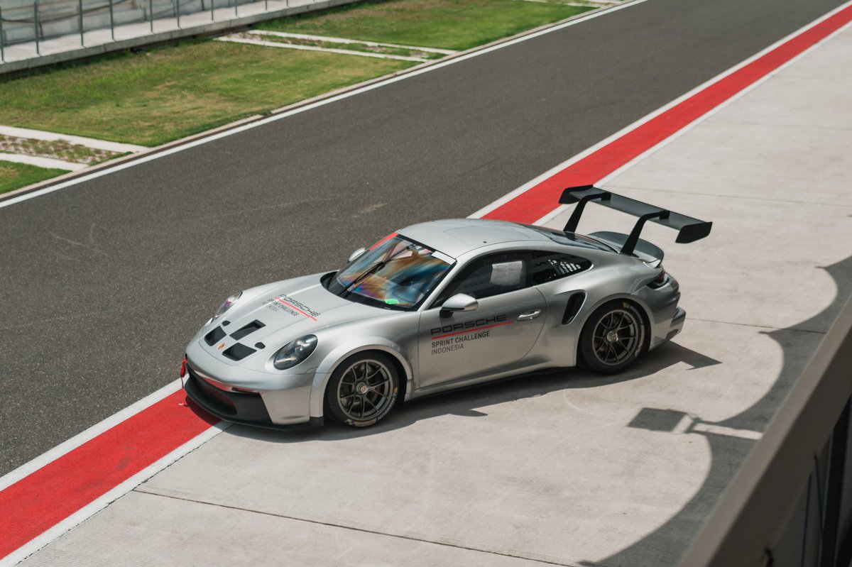 t_r_maulana's tweet image. Presenting the first 992 GT3 Cup in 🇮🇩 – photographed as press release material for Porsche Sprint Challenge Indonesia, a new regional one-make series soon to be held in Mandalika next week.

This photo session was gratefully a childhood dream come true in so many ways.