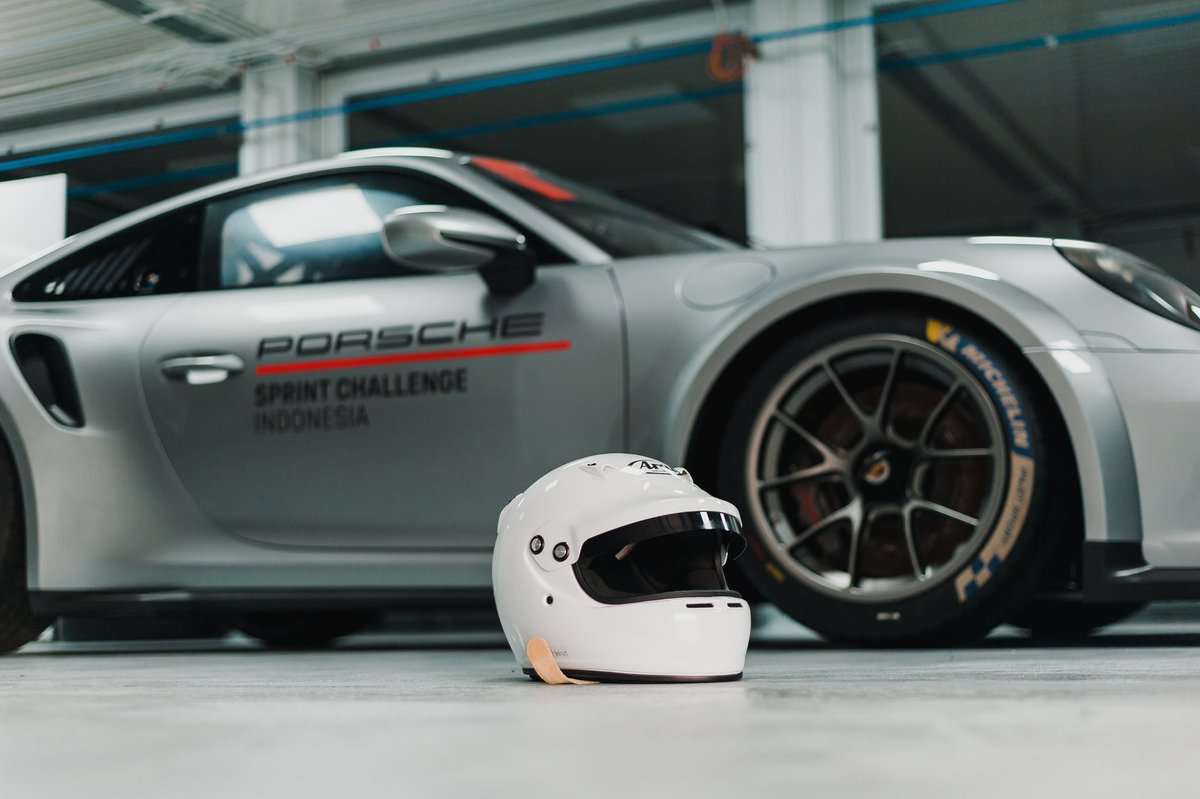 t_r_maulana's tweet image. Presenting the first 992 GT3 Cup in 🇮🇩 – photographed as press release material for Porsche Sprint Challenge Indonesia, a new regional one-make series soon to be held in Mandalika next week.

This photo session was gratefully a childhood dream come true in so many ways.