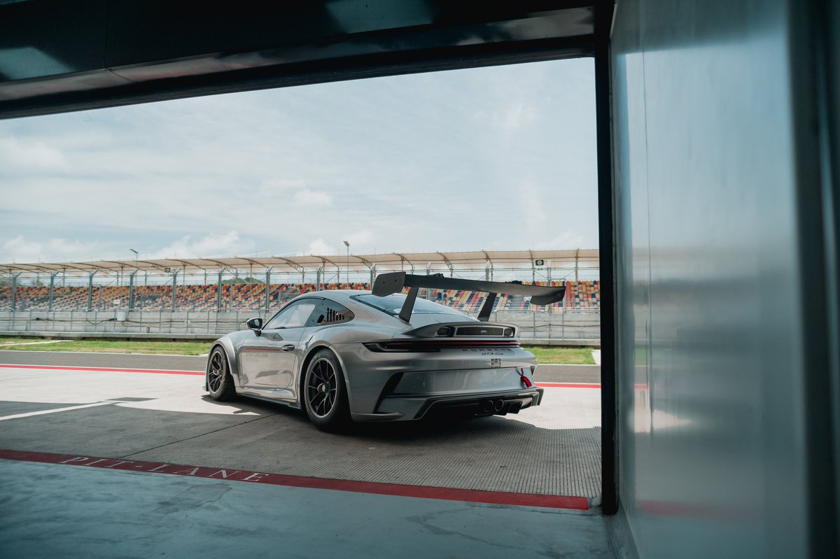 t_r_maulana's tweet image. Presenting the first 992 GT3 Cup in 🇮🇩 – photographed as press release material for Porsche Sprint Challenge Indonesia, a new regional one-make series soon to be held in Mandalika next week.

This photo session was gratefully a childhood dream come true in so many ways.