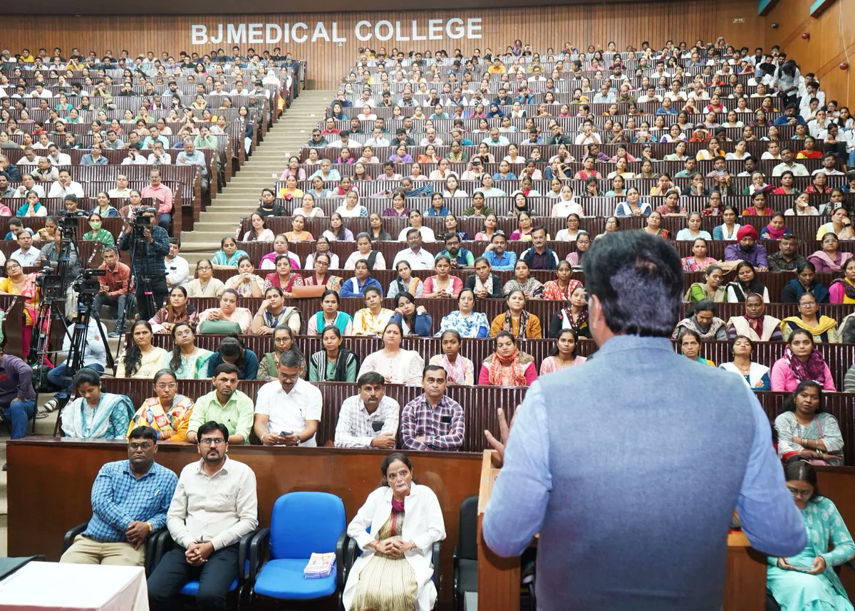 irushikeshpatel's tweet photo. ▪️ હૃદયરોગના હુમલાના પગલે કટોકટીના સમયે દર્દીને નવજીવન આપવા અગમચેતીનાં પગલાં રૂપે ભાજપા પ્રદેશ મેડિકલ સેલ દ્વારા માનનીય મુખ્યમંત્રી શ્રી @Bhupendrapbjp જીની સૂચના અને ગુજરાત પ્રદેશ અધ્યક્ષ શ્રી @CRPaatil જી અને માનનીય સંગઠન મહામંત્રી શ્રી @ratnakar273 જીના શીર્ષ માર્ગદર્શન હેઠળ ' બે હાથ પ્રાણ રક્ષક તાલીમ ' દ્વારા રાજ્યભરના શિક્ષકોને CPR ની તાલીમ આપવાનું આયોજન કરવામાં આવ્યું છે.

▪️જેના ભાગરૂપે આજરોજ અમદાવાદમાં બી.જે.મેડિકલ કોલેજ ખાતે આયોજિત શિક્ષકોને CPR તાલીમ આપવાના કાર્યક્રમમાં સહભાગી થઈને શિક્ષકોને પ્રોત્સાહિત કર્યા. 

▪️હૃદયરોગના દર્દીનું જીવન બચાવવા માટે કારગત એવી CPR ટ્રેનિંગ રાજ્યમાં ભારતીય જનતા પાર્ટીના તમામ કાર્યકર્તાઓ, પોલીસ કર્મીઓ અને શિક્ષકો લઈ ચુક્યા હોય ગુજરાત એવું એકમાત્ર રાજ્ય બનશે.