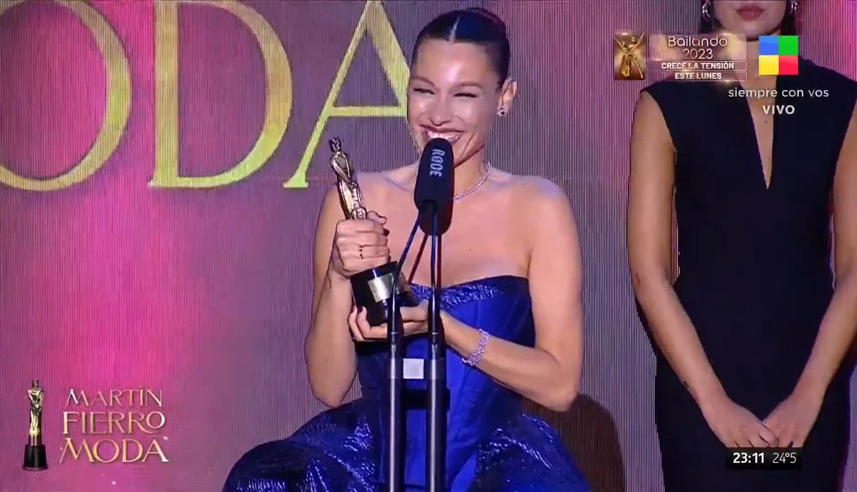 pampitaxiconic's tweet image. ✨💓 @pampitaoficial #pampita #MartinFierroDeLaModa #MFModa #AmericaTV