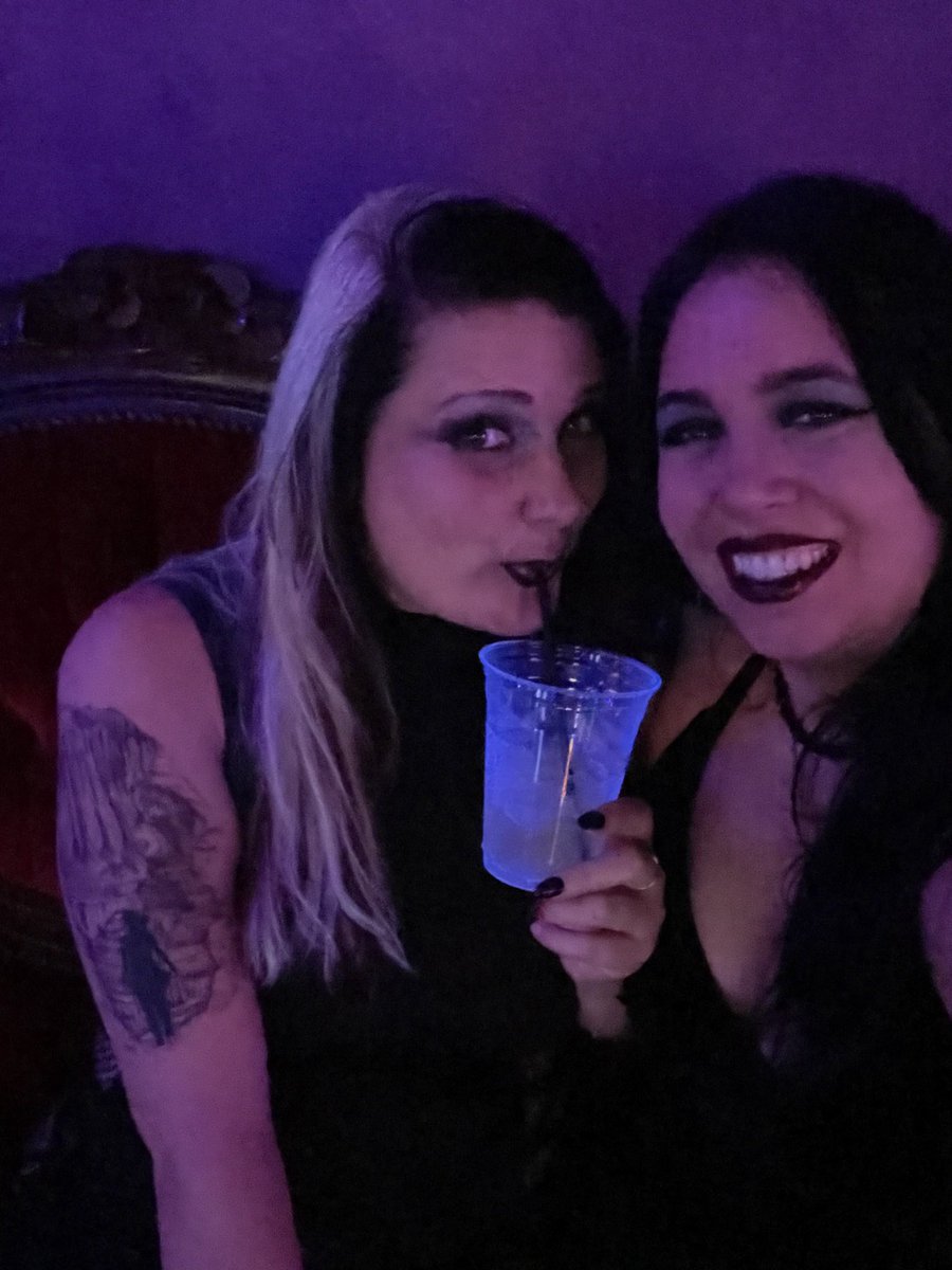 Alex_Young2197's tweet photo. Get yourself a best friend who can take you out on your birthday to take pictures of you like this https://t.co/0idt0vAfLt