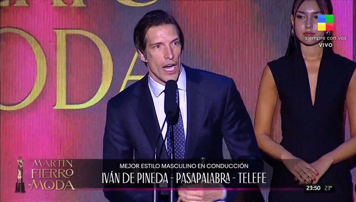 MeDicenMelania's tweet image. Ahora si, el Rey,  Ivan De Pineda mejor estilo en conducción #MFModa 🤴🏻