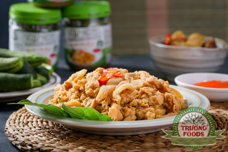 Thịt chua vốn là một món ăn bình dị của người Mường sống ở Thanh Sơn (Phú Thọ). Món này được chế biến từ hai thành phần chủ yếu là thịt lợn và thính rang xay mịn. Tuy nhiên với những nguyên liệu; các loại gia vị đặc thù và cách thức chế biến riêng mà