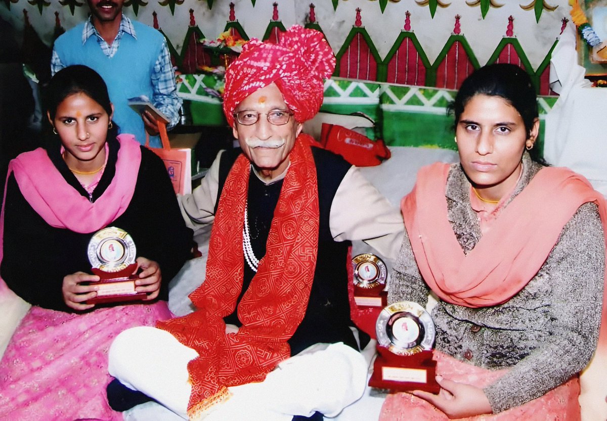 drarchanapriya's tweet photo. महर्षि दयानंद सरस्वती के अनन्य भक्त, आर्य समाज के कर्मठ सिपाही, आर्य जगत के दानवीर भामाशाह, MDH कंपनी के चेयरमैन पद्मभूषण महाशय धर्मपाल जी की तृतीय पुण्यतिथि पर सादर नमन। 🙏
@aryasamaj @thearyasamaj
#MDH #MDHMahashyDharmpal #AryaSamaj #dayanand200 #mdhmasale #DrArchanaPriyaJi https://t.co/60ASzm80Jj