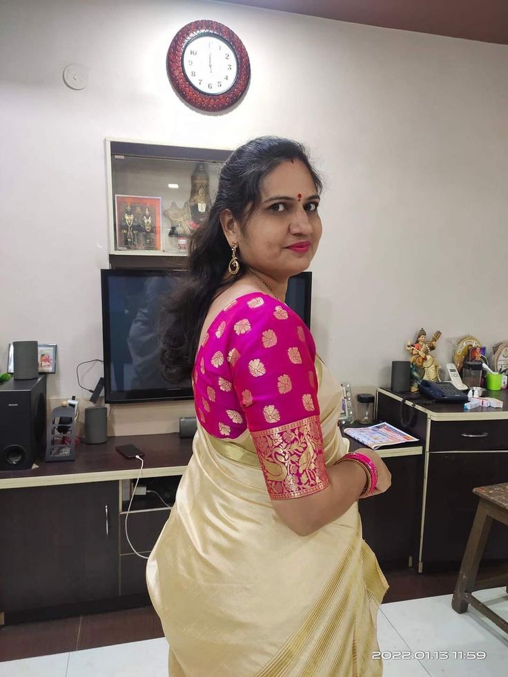किसी बदचलन औरत के लिए राण्ड शब्द एक गाली नही बल्कि एक सम्मान होता है और ये सम्मान बिस्तर पर बेशर्म बेहया बनके  चूदाई का मजा लेने वाली महिलाओं को ही मिलता है इन्हें बस सेक्स करना होता है फिर चाहे चोदने बाला मर्द उनका सगा बेटा ही क्यों ना हो या घर का दामाद हो कोई फर्क नहीं पड़ता.