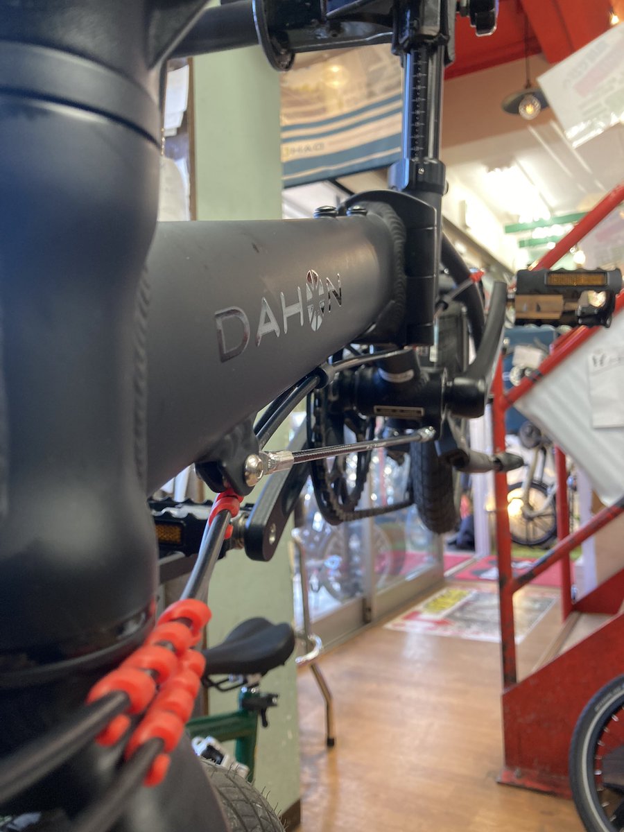calmaxnabesan's tweet photo. DAHON Ｋ３の定期点検中。。。
#DAHON #K3 #bigapple #FD7 #ねじねじ
#VENO https://t.co/kVxeK95rmF