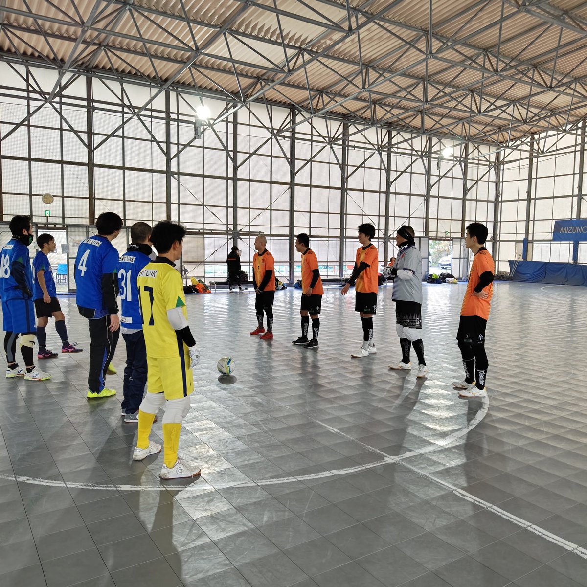 AzvertIgnazio's tweet photo. No.33チーパーです。
今日はブラックショーツアレグリアさんとTMでした。
前回の対戦に比べて少しは練習してきた内容を出せてかな？
練習も実戦を意識していきましょう
アレグリアさんありがとうございました❕
試合後はベテランと若手で体幹トレーニング〜(≧▽≦)
#シニアフットサル #mfpfujisawa https://t.co/eBoyNZpJfR
