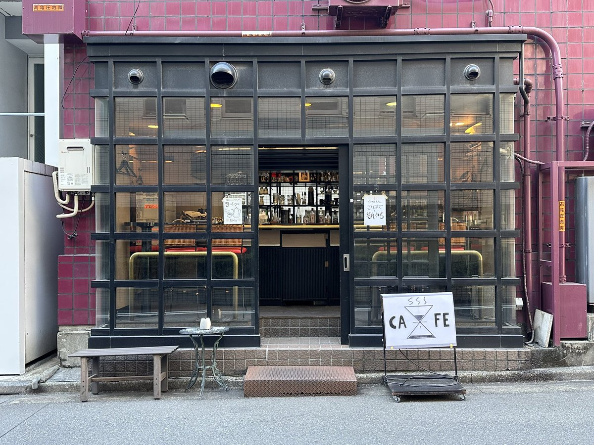 HAL_369's tweet image. 13次元カフェ
これまでとそれから

オープンしてまーす*\(^o^)/*
宇宙なおしゃべりしたい方、
ガッツリお相手いたしまっせ🌟

今日は看板の反対側を公開✨