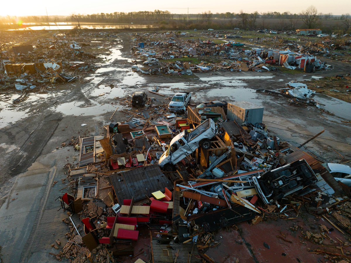 This image of mine was included in @CNN's 2023 The Year in Pictures — a tragic reminder of the devastating EF4 tornado that ripped through Rolling Fork, MS on March 24. Photographed for @nytimes. Big thanks to editor @bptuazon + view the entire list here: rb.gy/zdkhzy