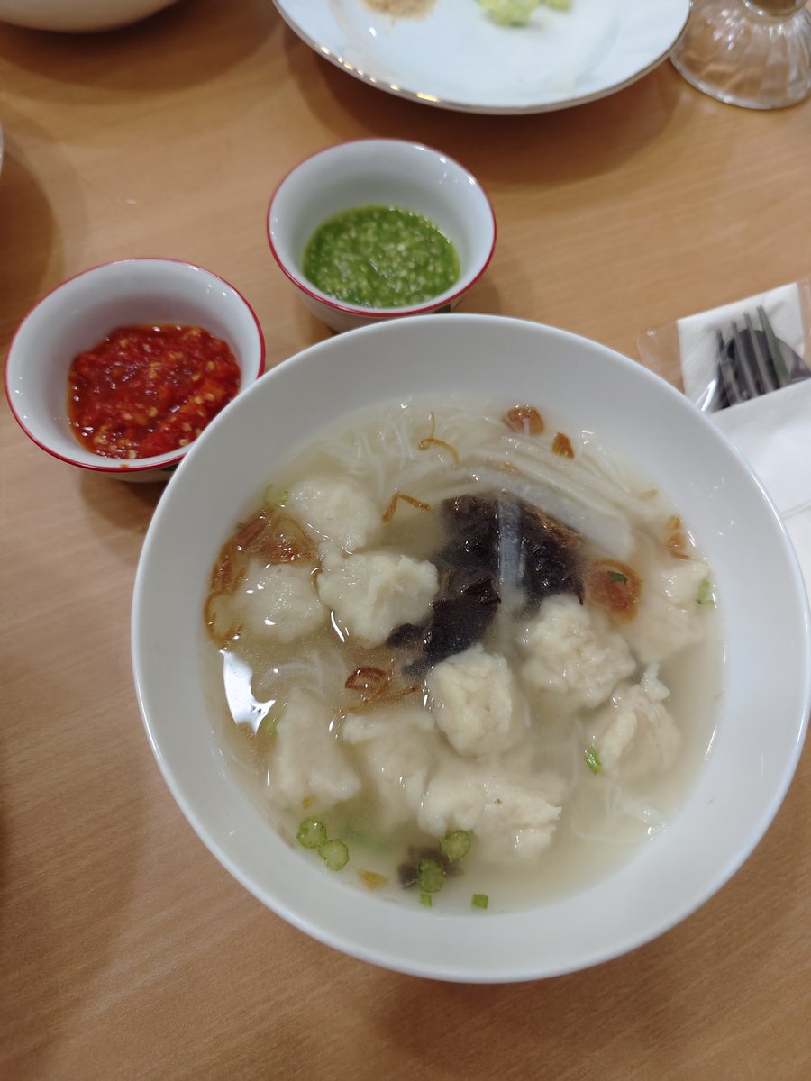 TaufikHCS's tweet photo. Pempek Cawan Putih

Menurut ku, ini adalah salah satu restoran Palembang yang rasa menu nya cocok buat lidah orang Jakarta. 
Rasa nya seperti sudah disesuaikan, tapi tetap enak! https://t.co/mEflkYQHTi