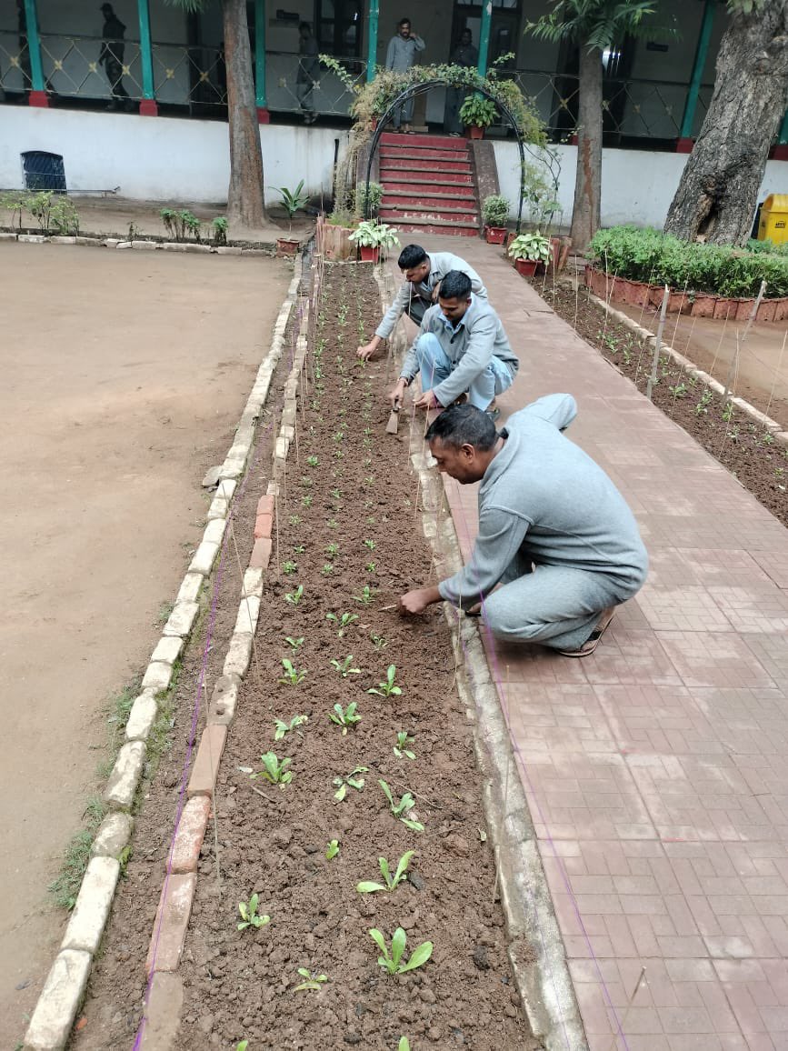 #PollutionControlDay was celebrated at #MilitaryHospital Jhansi on 02 Dec 2023. A Central health awareness lecture was conducted by Lt Col Arun Kumar, Medical officer and Lt Neha Mishra, Nursing Officer for troops and families who were sensitised about ill effects of air, water