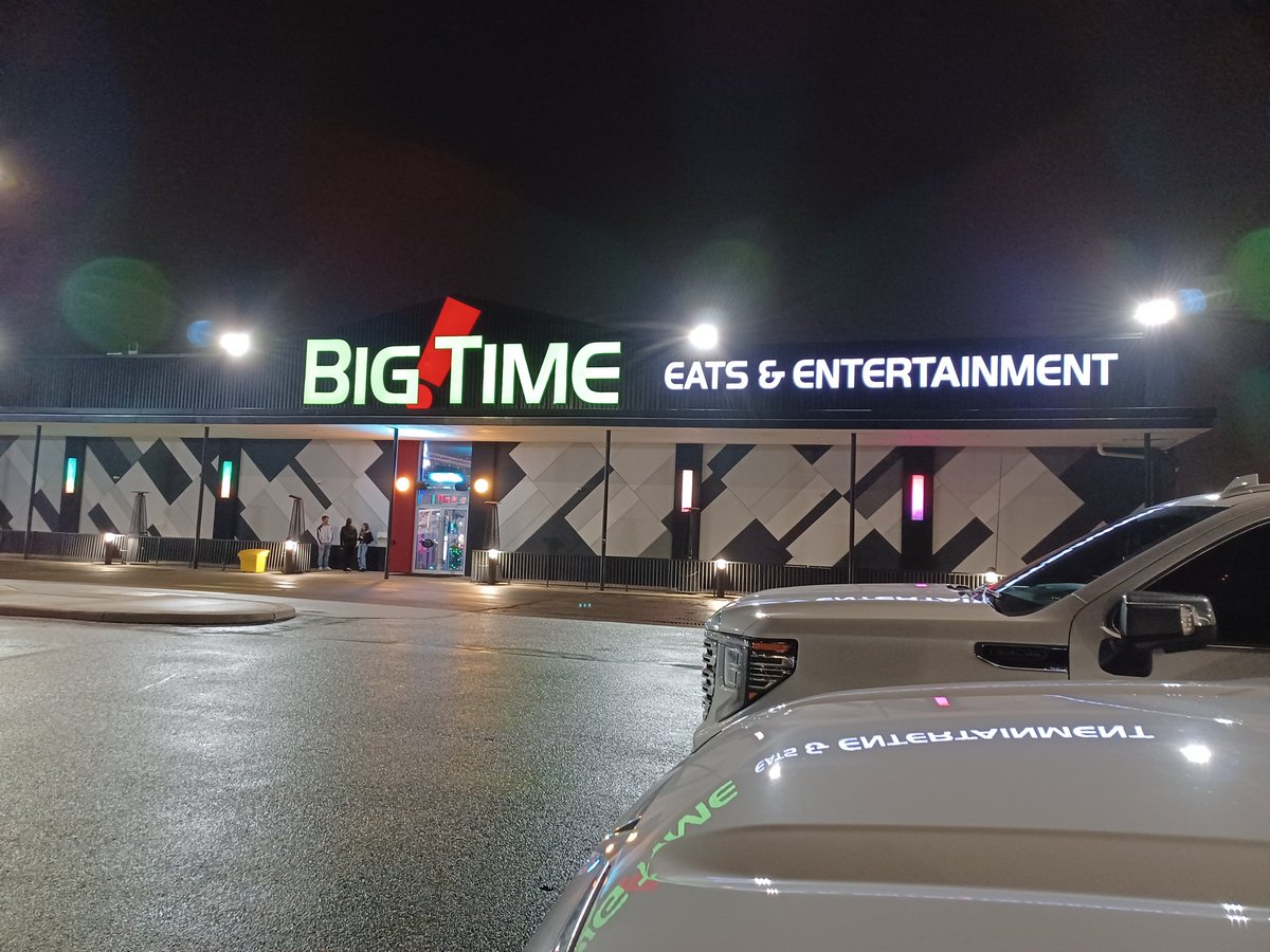 Robot__Turkey's tweet image. Hit up Canada 🇨🇦. Got some Puppers, The Official Beer of #Letterkenny. 
Checked out a #BigTimeEntertainment Arcade, played some mini golf, and set a daily record on a #DarkRide Zombie shooter game. Very productive international trip. 

#Puppers #Canada