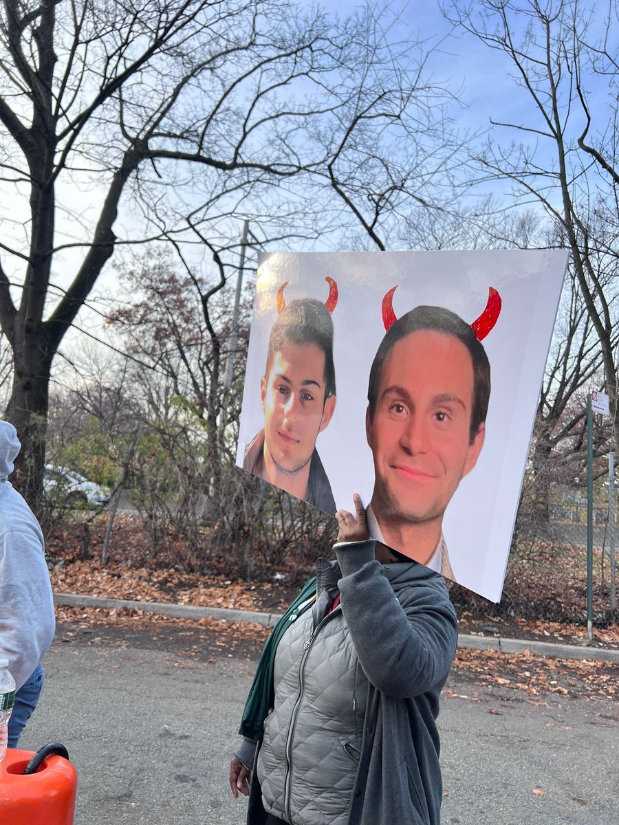 Shame on the Brothers ! Speculators evicting tenants for Profit Bushwick, ENY, Cypress Hills, Brownsville. Speculators out ➡️⁦@CMSandyNurse⁩ ⁦@BorisSantosBK⁩ ⁦@NydiaVelazquez⁩ ⁦@SalazarSenate⁩ ⁦@EastNewYorkCLT⁩ ⁦@BrooklynCB5⁩