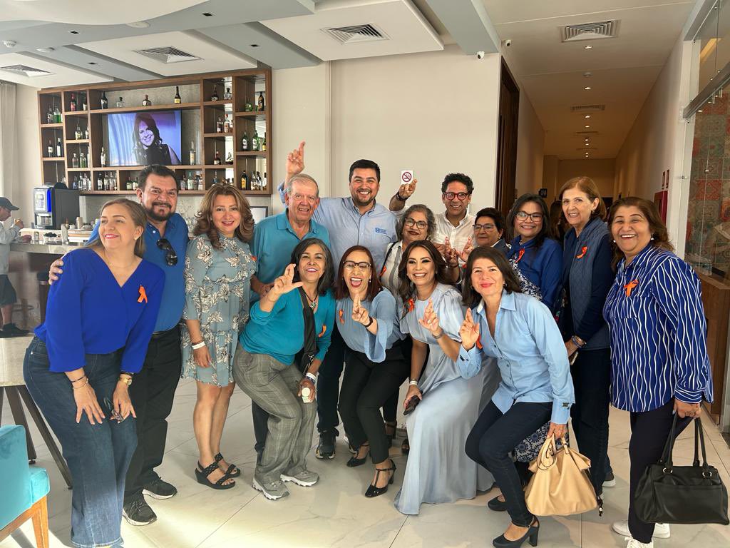 Cerramos el día en Mazatlán, conversando con amigas panistas de Sinaloa. Dos días muy fructíferos.

Gracias por la invitación <a href="/RoxanaRubioVldz/">Roxana Rubio Valdez</a> @WendyBa92896117 <a href="/EVARISTOCORRALE/">EVARISTO CORRALES</a> 
<a href="/BeltranGoyita/">Goyita Beltran</a> 
<a href="/JuanAlfonsoML/">Juan Alfonso Mejía</a> 

¡Trabajando en equipo para que <a href="/XochitlGalvez/">Xóchitl Gálvez Ruiz</a>  sea presidenta.

@