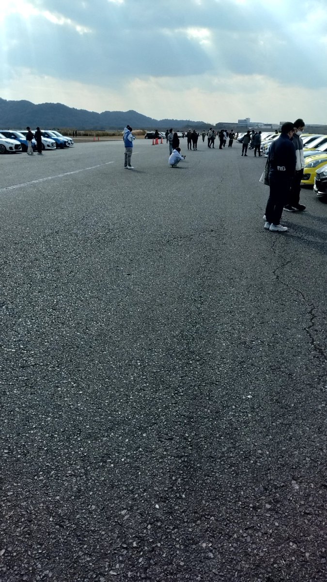 nobuzc33s's tweet photo. 岡山オフに参加中です。
初めてのオフ会で色々見させていただいております🙇
前回の時から、フロントグリル（モンスター）とインタークーラー（ＨＫＳ）とを入れてます。
よろしくお願いしますm(_ _)m https://t.co/mo1shX4x0F