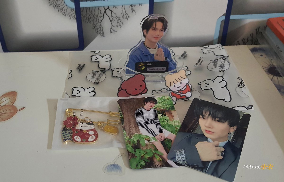 anne_summer2490's tweet photo. [GA nhỏ nhỏ]

+ 1 Standee Biu "Làm việc đi, xin đó" ☺️💙 
+ 2 card Biu, 2 huy hiệu cài áo. 
+ 1 ghim cái áo mèo sakura 🐱
 💙🥰

Rtv/qrtw + reply 1 lời chúc cho đến N'Biu kèm tag 🥰💙    
               
WE LOVE BUILD JAKAPAN
#BuildIsAdored @JakeB4rever https://t.co/8sMcThYjTR