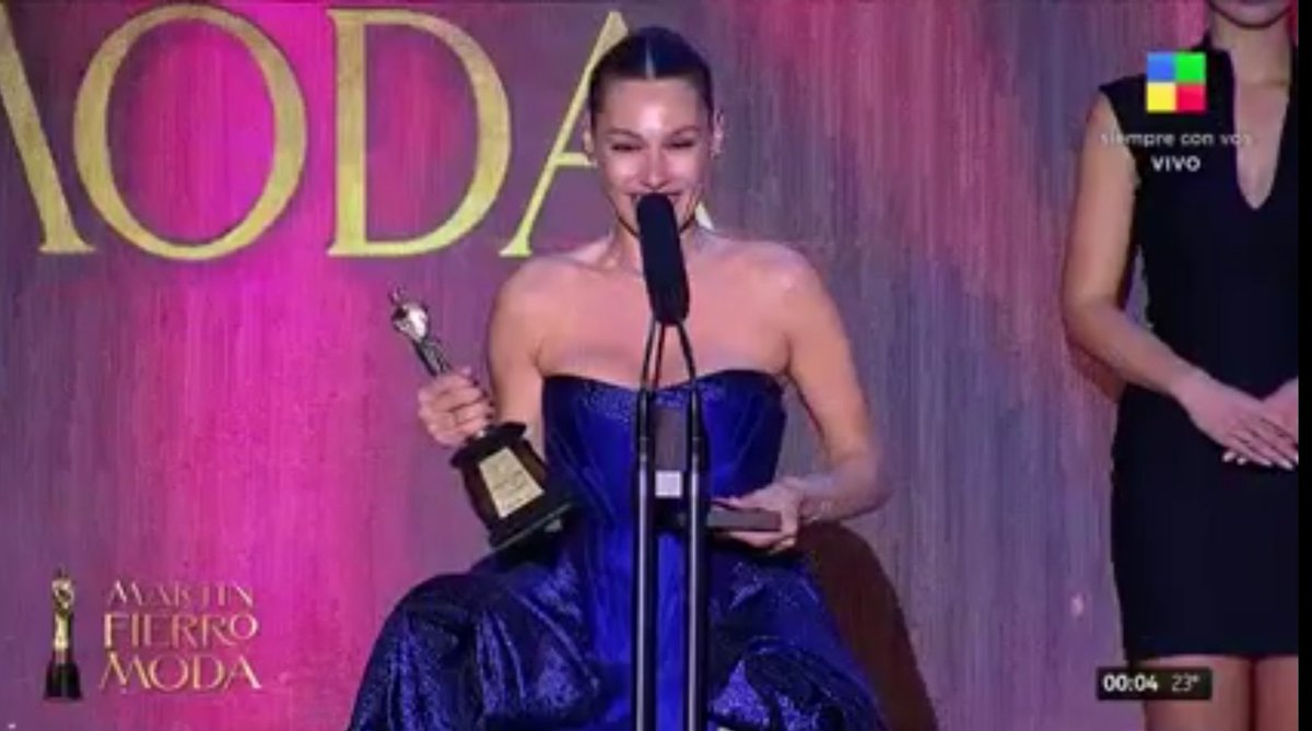 MirandaV14Ok's tweet image. Pampita le responde &quot;el gesto&quot; a Vicuña, dedicándole el MF a &quot;su amor&quot;, su marido, Roberto García Moritán.
Fin del cuento...
#LAM
#MFModa