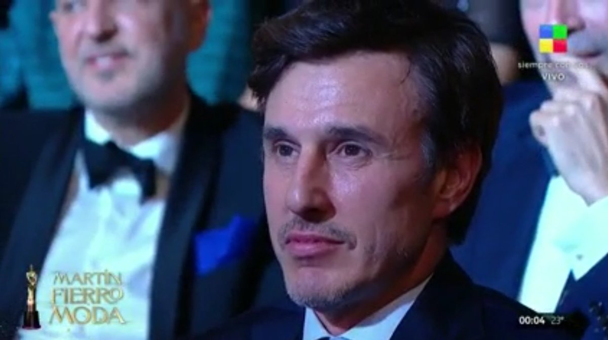 MirandaV14Ok's tweet image. Pampita le responde &quot;el gesto&quot; a Vicuña, dedicándole el MF a &quot;su amor&quot;, su marido, Roberto García Moritán.
Fin del cuento...
#LAM
#MFModa