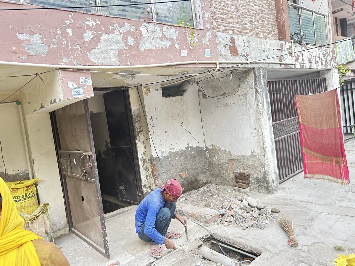 starxassociates's tweet photo. सभी आदरणीयगण को सूचित करना चाहता हूँ की बी .जे. पी गवर्नमेंट में सभी बिभागो में अधिकारी घुस का कारोबार कर रहे है इस फोटो में GDA सुपरवाइज़र राजेन्द्र भाटी है जेई आलोक झा  जिन्होंने पैसे लेकर अवैध कार्य को संपूर्ण कराया है और किसी भी प्रकार की कोई कार्यवाही नहीं की । https://t.co/9iWjcDaQ03