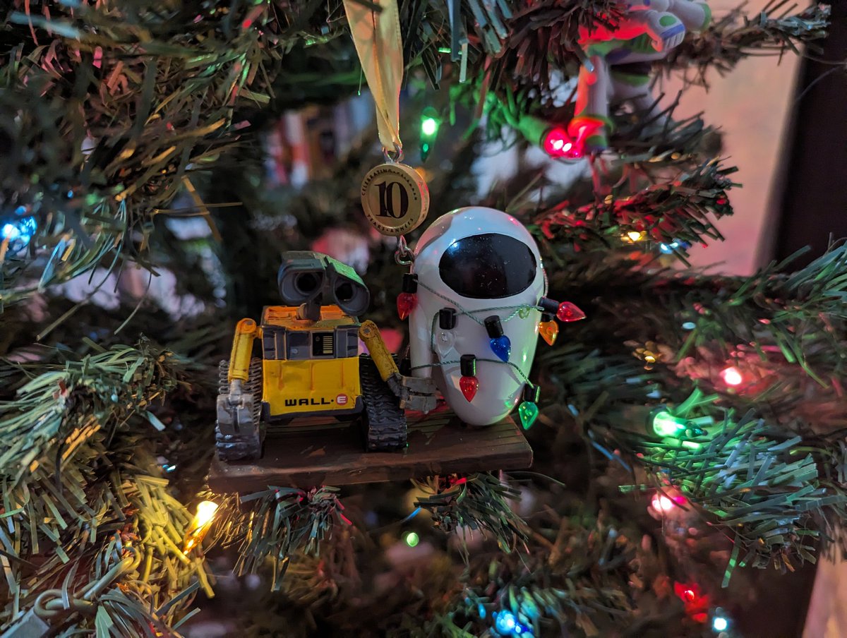 RogueDakotan's tweet photo. Lotta robots on our Christmas tree 🤗 https://t.co/M5i8tOeZ6Y