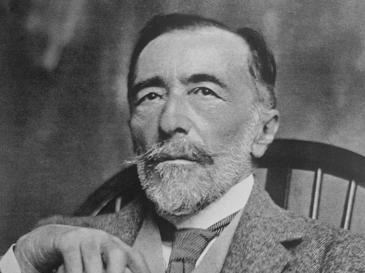 Agniesz61796740's tweet photo. Żyjemy tak jak śnimy - samotnie. 

3.12.1857 ur. się Joseph Conrad, właśc. Józef Teodor Konrad Korzeniowski. Autor powieści i opowiadań marynistycznych, polit., wielki moralista: Jądro ciemności, Smuga cienia, Tajny agent, W oczach Zachodu, Nostromo.
#BornOnThisDay #JosephConrad https://t.co/pHKDdAfyBJ