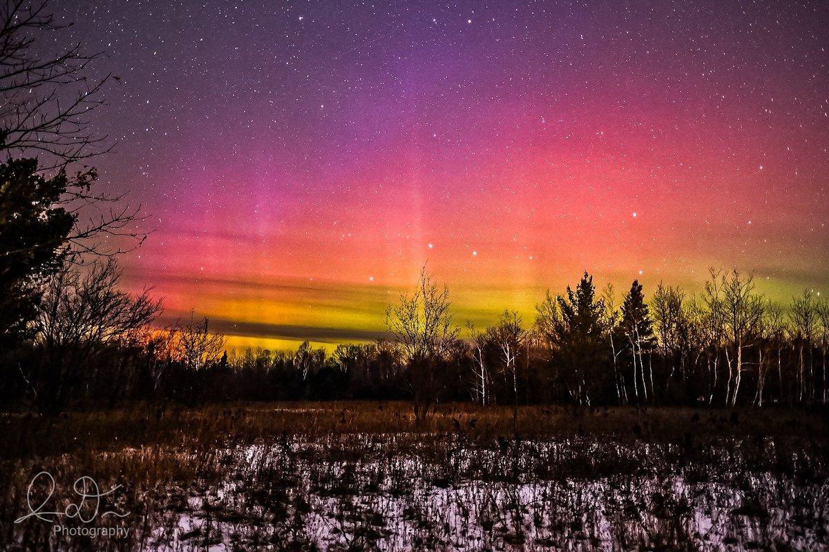 Here's the rest of my favorites I snapped last evening in Hancock, MI. The red's were showing off apparently lol #NorthernLights #AuroraBorealis #Aurora #KeweenawPeninsula #UpperMichigan #PureMichigan #StormHour #SpaceWeather #DarkSky
