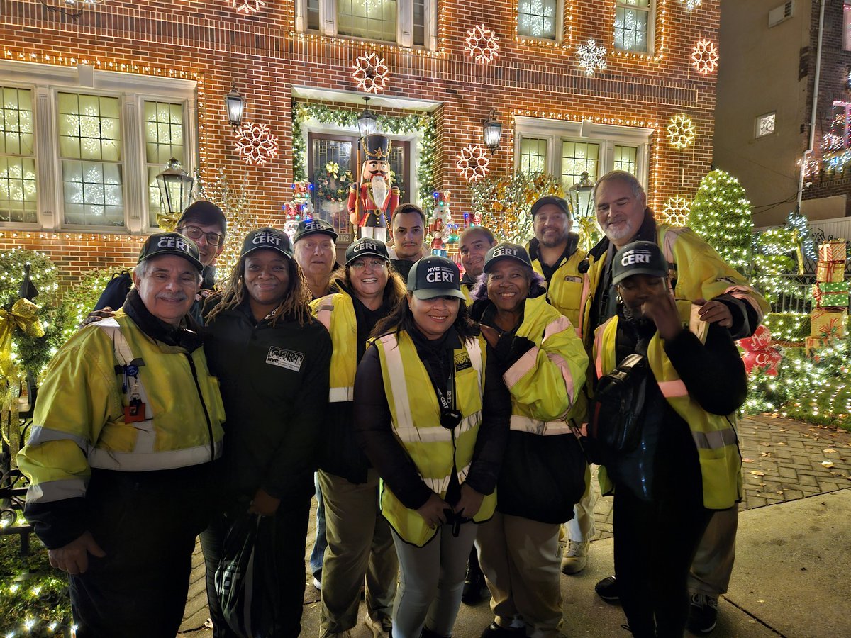 csk8140's tweet photo. @calfarrell @nycemergencymgt @Anfrini NYC Emergency Management Brooklyn CERT members from Division 5 with help from Divisions 7,6 and 1. Helped out the 68th Precinct at the Dyker Holiday Lights https://t.co/eVN6vPe4xO