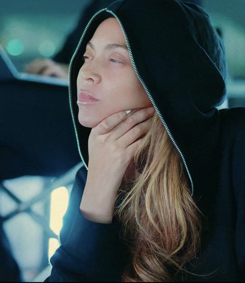 teneikaask_you's tweet image. Beyoncé asked for a 30-foot wide camera to fulfill her vision, and the production team quickly said it doesn't exist.

She told them she just Google'd &amp;amp; saw it does... *silence*