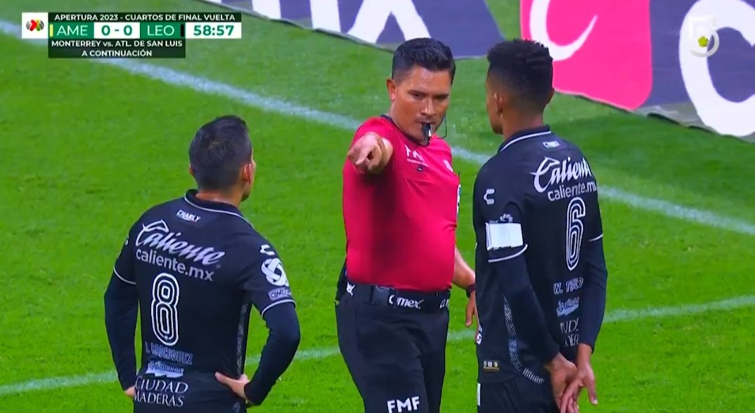 GuzmanGasso's tweet photo. Penal BIEN SEÑALADO para @ClubAmerica vs León. ✅

La falta sobre Henry Martín es evidente... Infracción arriba y abajo, de parte del defensor.

🔍 Además, NO HAY FALTA PREVIA de Alejandro Zendejas.

📝 El primer contacto de Zendejas es sobre el balón... E incluso si fueran al mismo tiempo, no califica como falta o como acción "imprudente" al ser una disputa leal... Acción de Juego.

➖ Entendimiento básico del futbol: NO todo contacto es falta... Zendejas puntea la pelota, y el resto es inercia.

Acierto de Fernando Guerrero y el #VAR. 

🏟️💥⚽