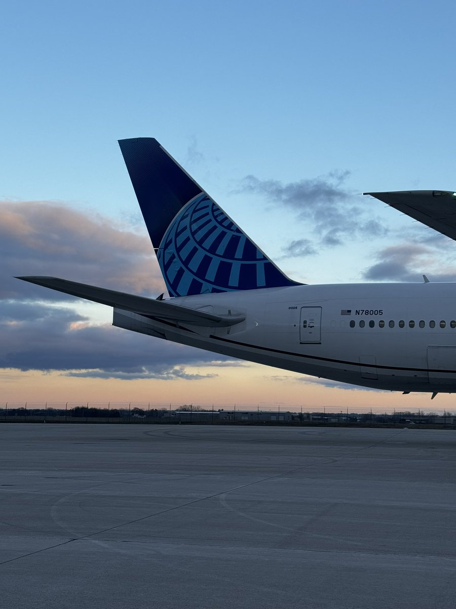 The largest aircraft in the United fleet was no problem for our @UnifiAviation team in ATW! Preparation and communication lead to success! @LauraCarpioUAL @jacquikey @Cmkressig