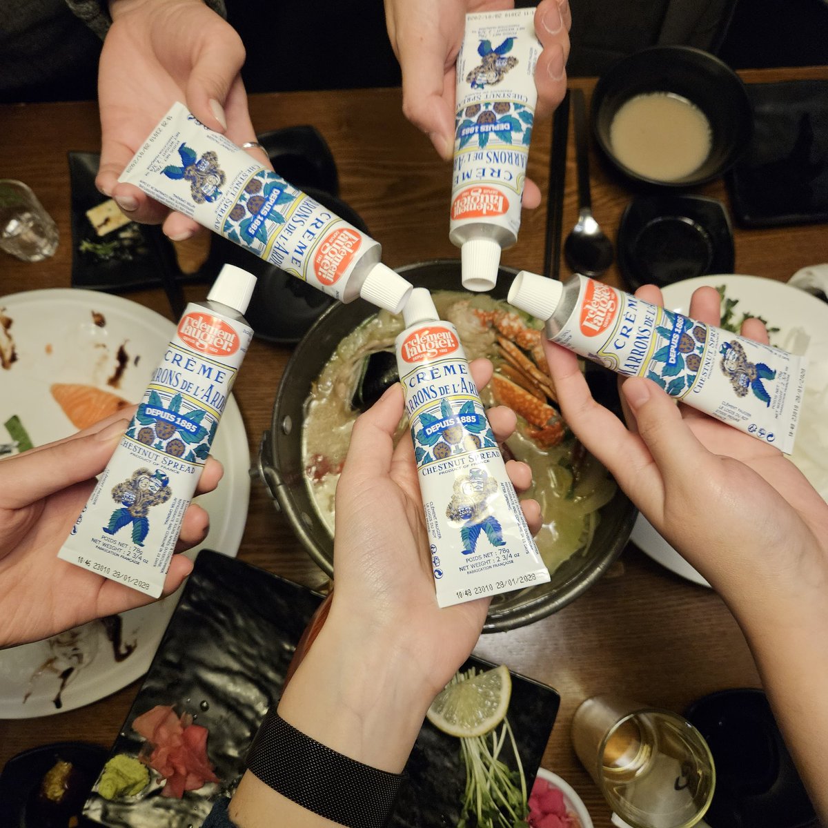 2beerpong's tweet photo. 2023 독서모임 송년회..🎄
책 랜덤 교환식도 하고 밤잼도 선물받고 4시간 내내 잘 떠들고왔다 우하 https://t.co/TBTzkJ9NCV