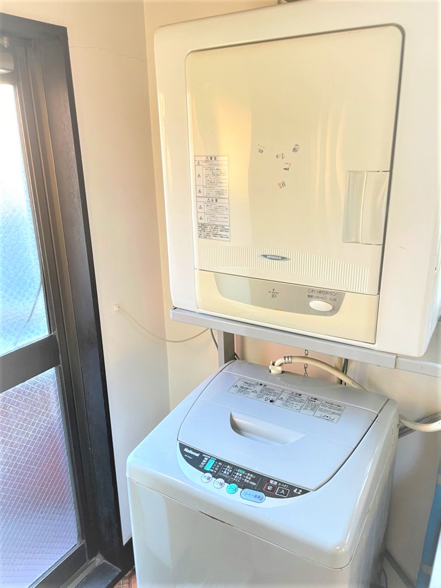 Create_GH's tweet image. とうとう一年の最後の月に入りました！12月になるどこもクリスマス一色で毎日楽しめる～

さて本日は、#野方駅 より徒歩7分の #男性専用物件 をご紹介～

３部屋だけの少人数物件で、#西武新宿 まで乗り換えなしで14分で行ける！

駅前の商店街にはお店が充実しているので買い物に困ることもないね。