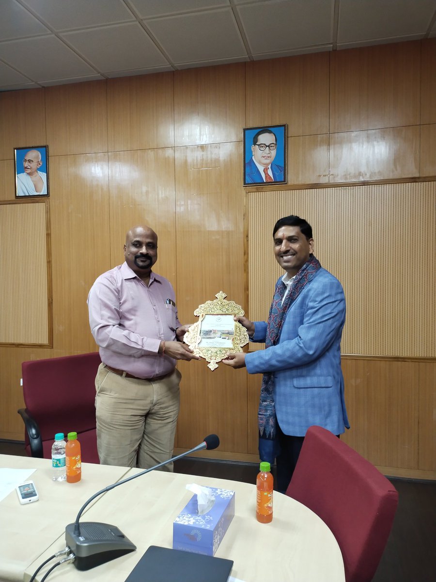chetramthurwal's tweet photo. A meeting with Shri Sanjay Vishwakarma, General Manager, Business Development (Marketing), Grasim Industries Limited (VFY—Fashion Yarn Business), for the association's different academic activities was held under the guidance of Prof. (Dr.) G. H. S Parsad, Director, NIFT Jodhpur. https://t.co/tr7QCK5Cox