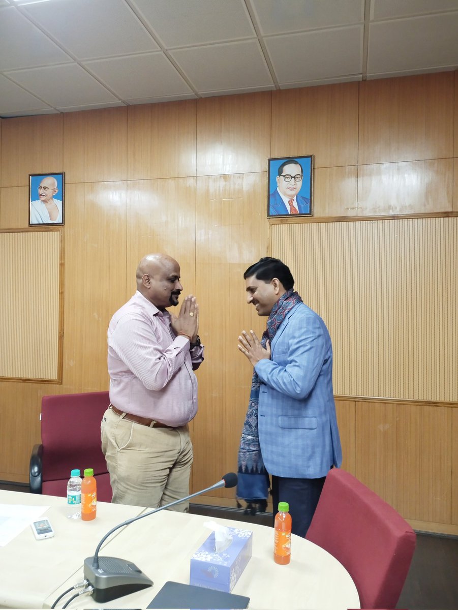chetramthurwal's tweet photo. A meeting with Shri Sanjay Vishwakarma, General Manager, Business Development (Marketing), Grasim Industries Limited (VFY—Fashion Yarn Business), for the association's different academic activities was held under the guidance of Prof. (Dr.) G. H. S Parsad, Director, NIFT Jodhpur. https://t.co/tr7QCK5Cox