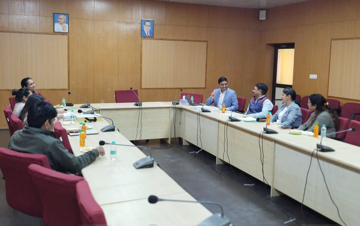 chetramthurwal's tweet photo. A meeting with Shri Sanjay Vishwakarma, General Manager, Business Development (Marketing), Grasim Industries Limited (VFY—Fashion Yarn Business), for the association's different academic activities was held under the guidance of Prof. (Dr.) G. H. S Parsad, Director, NIFT Jodhpur. https://t.co/tr7QCK5Cox