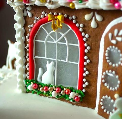 kitawny24's tweet photo. #OnlyAtTheGingerbreadHouse is there a kitty in the window 🪟 https://t.co/ohQJbuZBWV