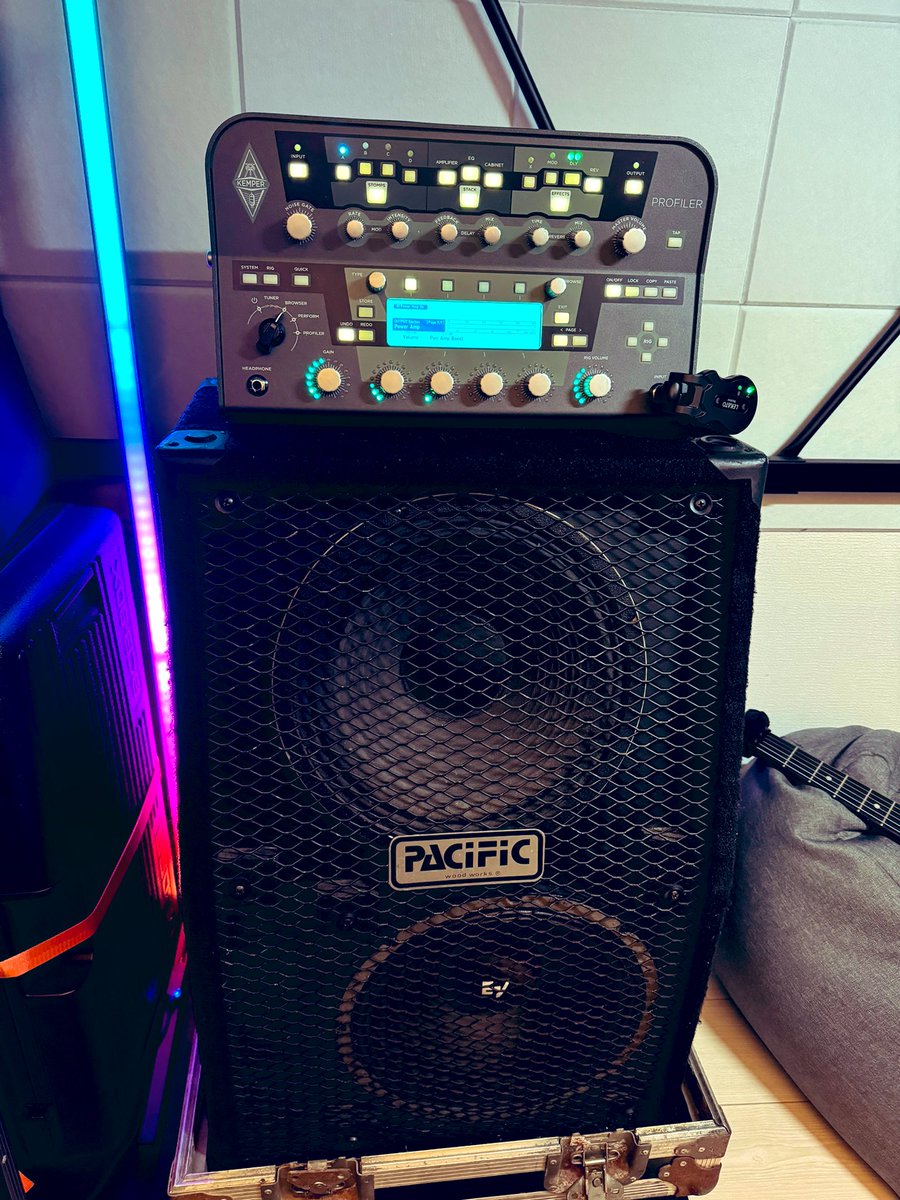 fuji_vo's tweet photo. 今年は何も買わないとか言ってたけど、、
最後の最後にアンプ1式買いました。
制作でギターの収録が多いのでかなり重宝しそうだし、何よりPacificと相まって出音良い！ラインじゃなくてこれはマイクで収録すべきなレベルでケンパー音良すぎる。
過去のアナログ以外許さないマンは何処に行ったのやら… https://t.co/EcmvVUOdDW