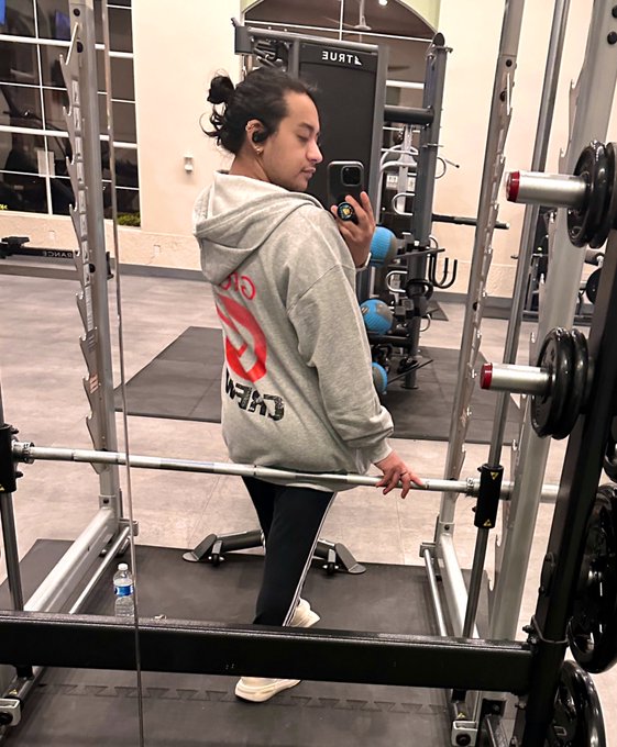 Working on that Grooby bod 💪🏽 🎥🔦those lights aren&rsquo;t gonna move themselves! Thanks Grooby for the new<a href="/tag/mvsales"class="tags"><span>#mvsales</span></a>