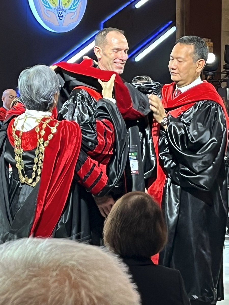 pscrs50's tweet photo. Happening NOW. Congratulations to @ScottRSteeleMD  for being conferred an honorary fellow of the Philippine College of Surgeons! Join us in the various presentations by our fellows in the PCS Annual Clinical Congress 2023! https://t.co/pIuH08l3YI