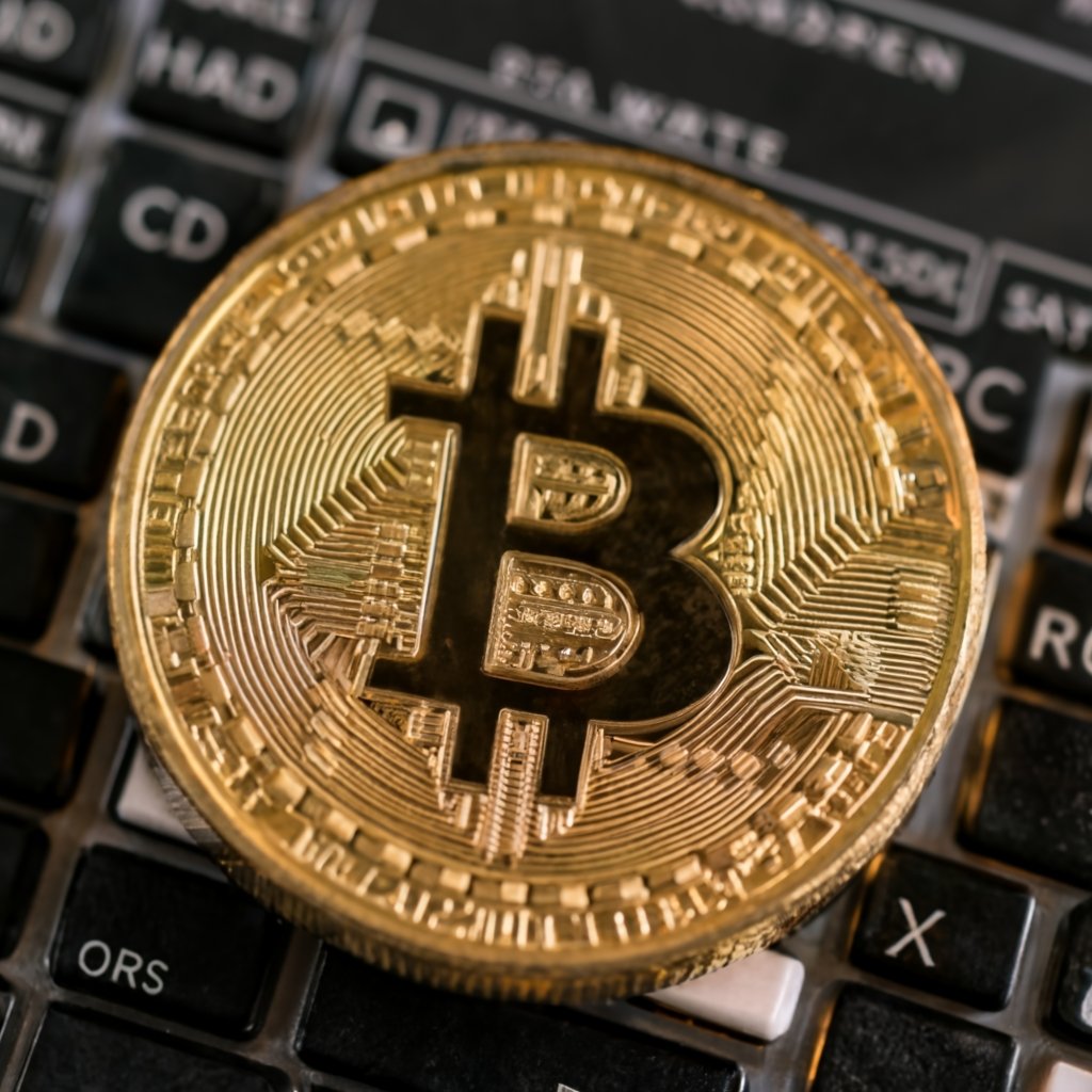 chlooe1996's tweet image. When investing in cryptocurrency, it's important to remember that market fluctuations are a normal part of the process.

There will be times when the market is booming and your investments are growing rapidly, and there will also be times when the market is crashing and your…