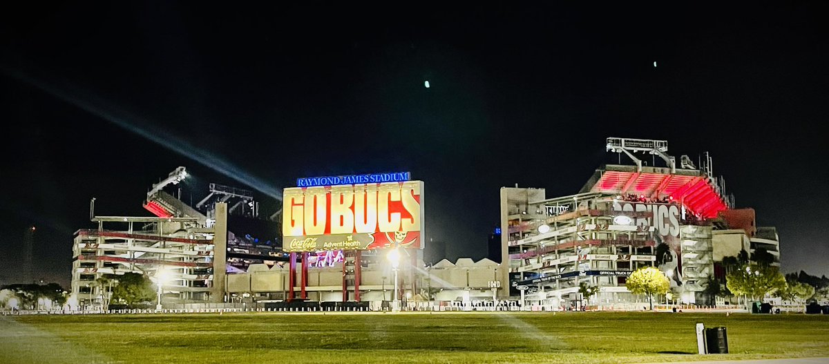 ChipBaker19's tweet photo. Night view at Raymond James Stadium. 💯💯💯

@MikeEvansFamil1 

#mikeevans #tampabay #bucs #raymondjamesstadium #nightview #stadiumview https://t.co/Twp26bBrpD