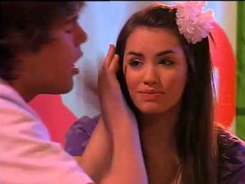 charry_stuarez's tweet photo. lo de las nenas de 12 años en el egreso de la primaria me aterra, mis amigas y yo en el 2008 nos sentiamos las más lindas por ponernos todas este gancho de flor https://t.co/VL19xi4m3a