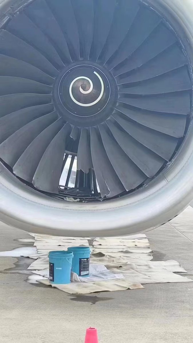JaneHDMI's tweet photo. MU721，上海→香港、A330の左エンジンが突然爆発し、厦門に転用されました https://t.co/JqWLOqLSC9