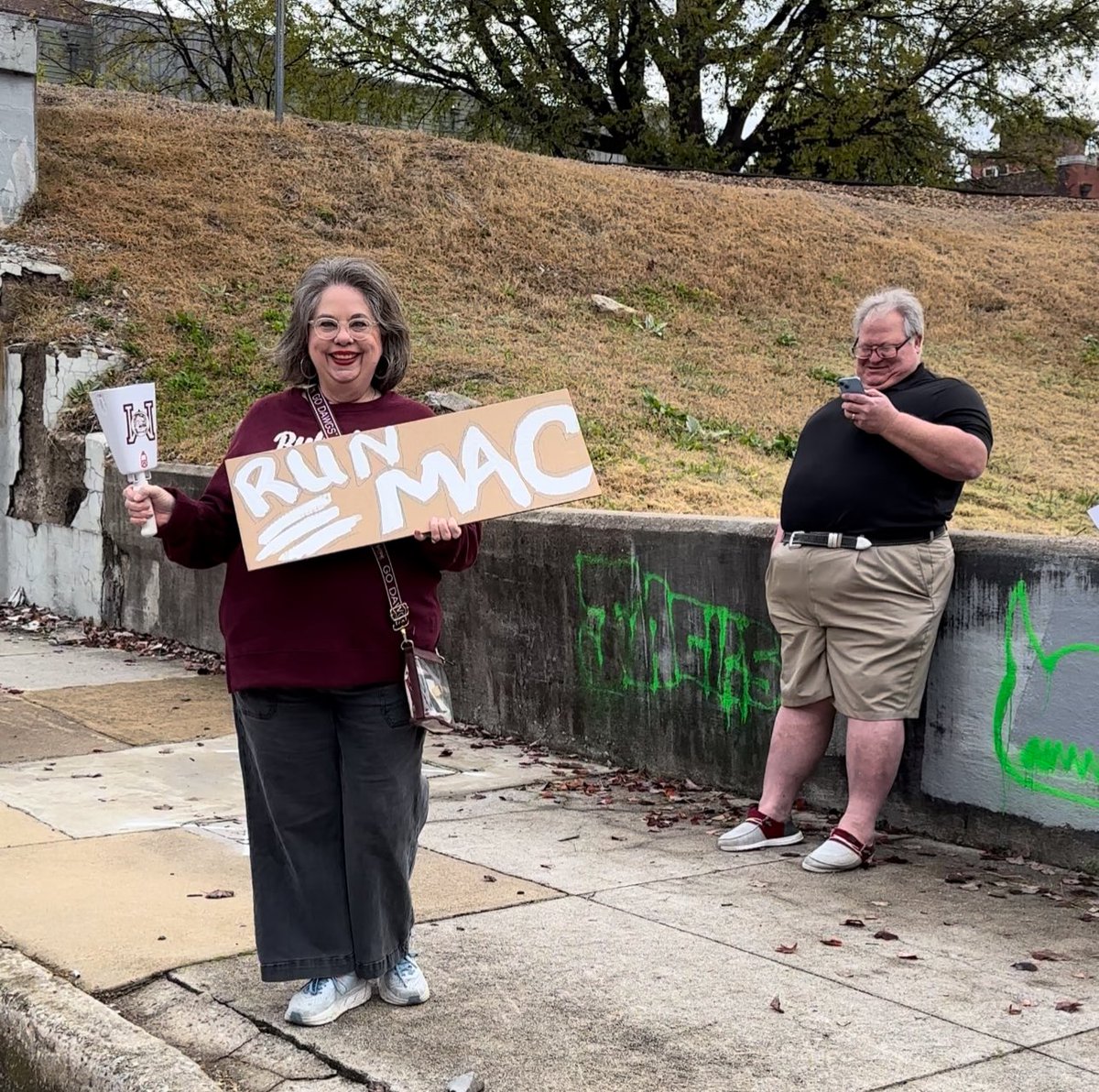 LeaMargaret's tweet photo. 6 months ago this guy wasnβt a runner. Today he finished the #stjudemarathon! Great day, greater cause! #CancerResearch #cancerstinks #runmac #marathon https://t.co/LoFeYFRDbl