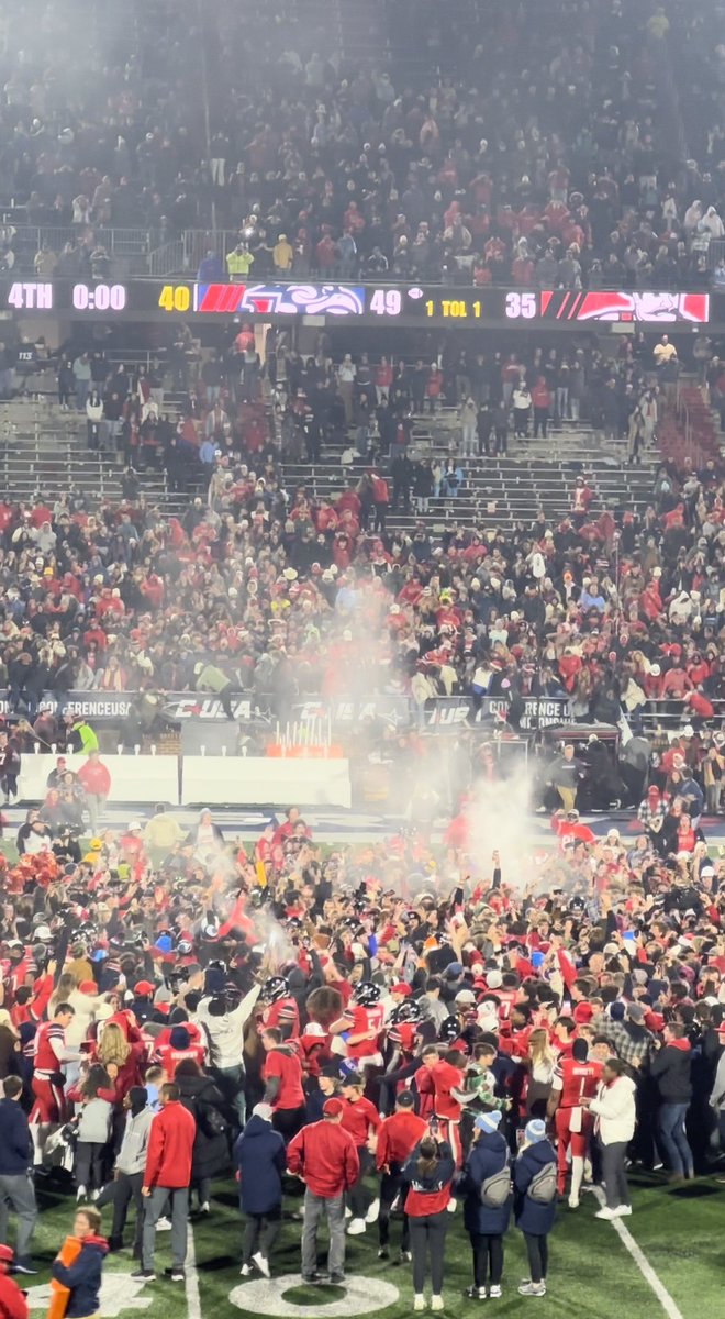 AshNicholeCole's tweet photo. Congrats @LibertyFootball!!!☝️ https://t.co/t20aJCEjzF