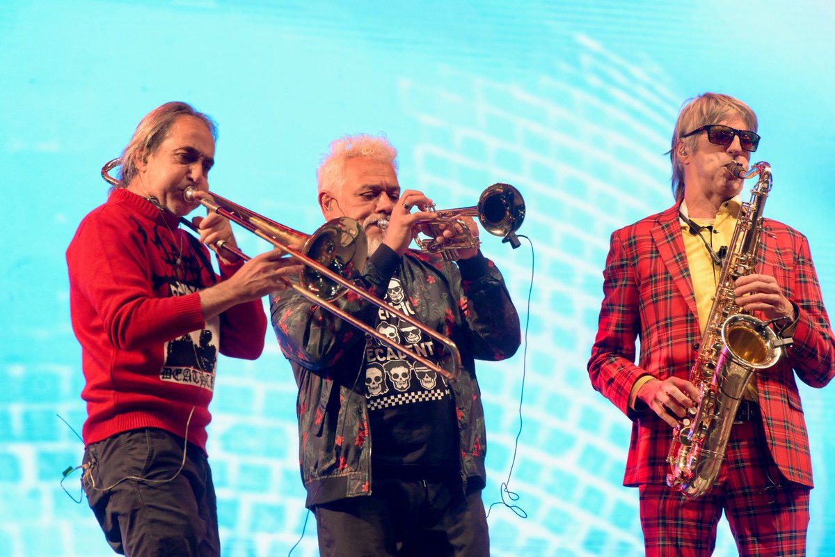 Todos bailando y cantando de la mano de <a href="/LADecadentes/">Los Autenticos Decadentes</a>. Un cierre espectacular para este sábado de #FiestaCervezaGC. Te dejamos algunas de las mejores postales de su recital